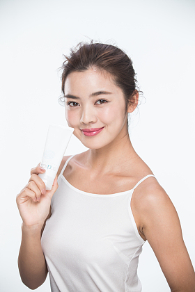 青年女人拿着护肤品图片