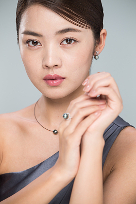 漂亮的青年女人的肖像照片