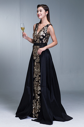 身穿晚礼服的优雅女性图片