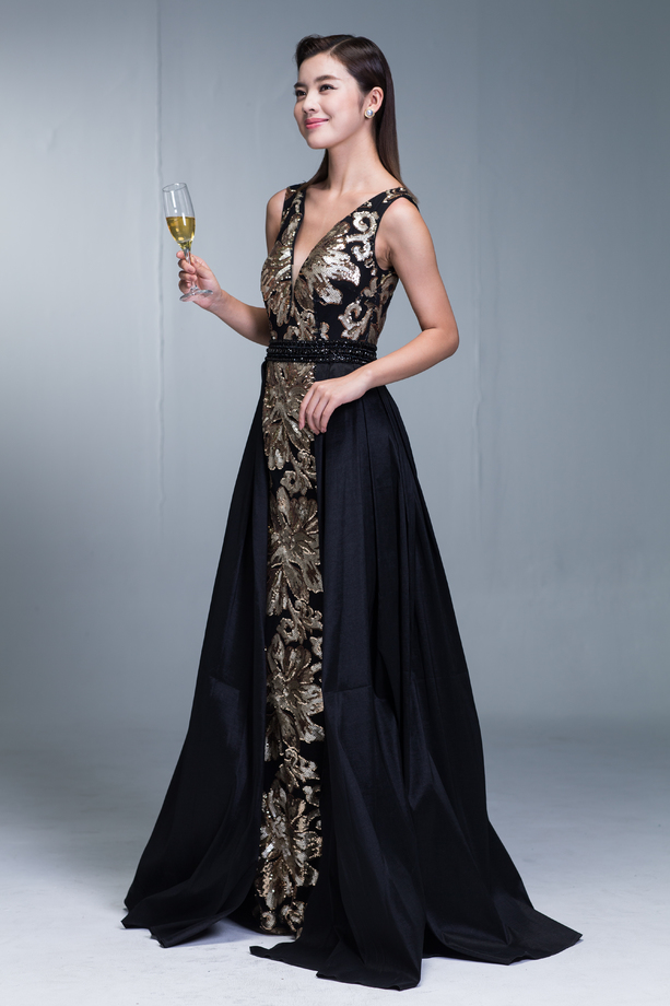 身穿晚礼服的优雅女性图片 身穿晚礼服的优雅女性图片