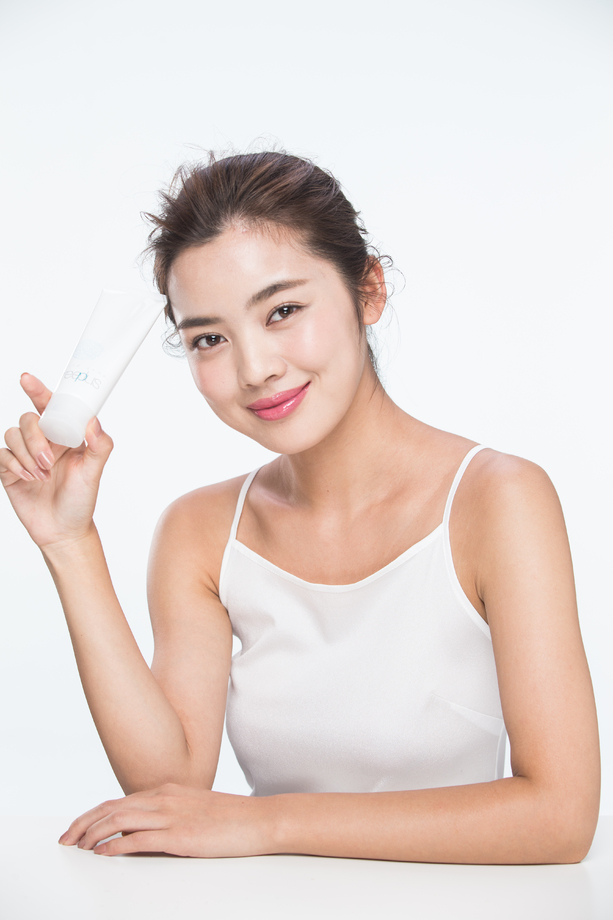 青年女人拿着护肤