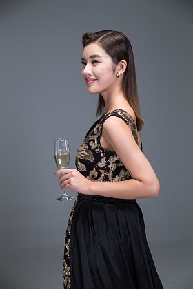 身穿晚礼服的优雅女性