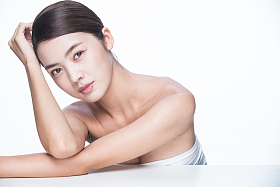 青年女人妆面肖像