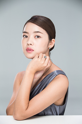 漂亮的青年女人的肖像