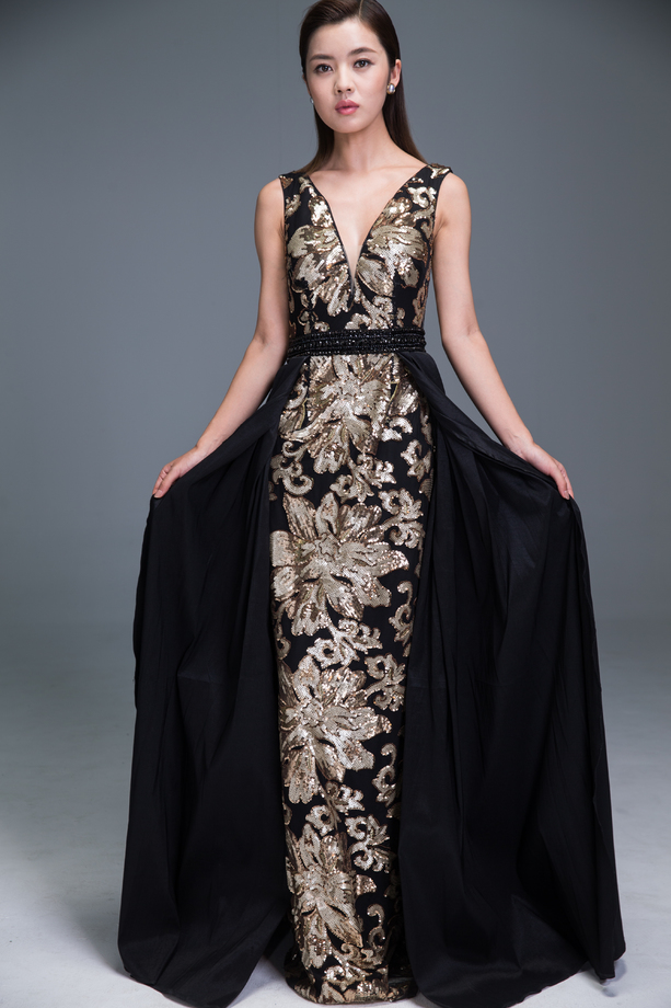 身穿晚礼服的优雅女性图片