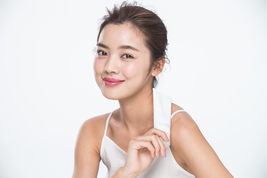青年女人拿着护肤