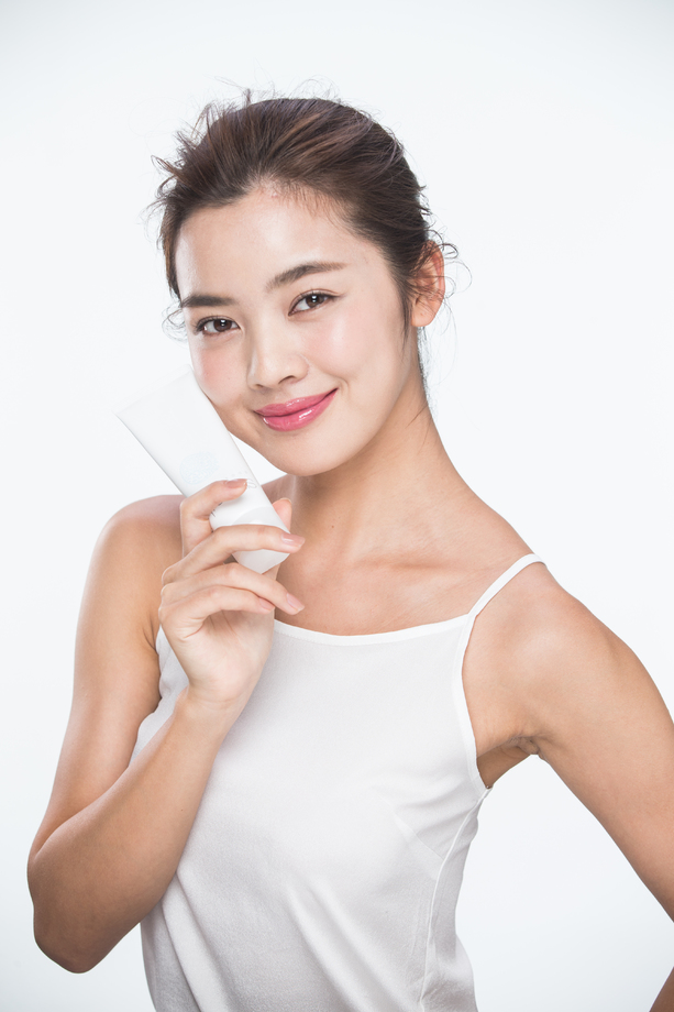 青年女人拿着护肤品图片