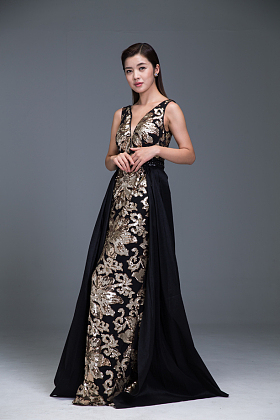 身穿晚礼服的优雅女性图片