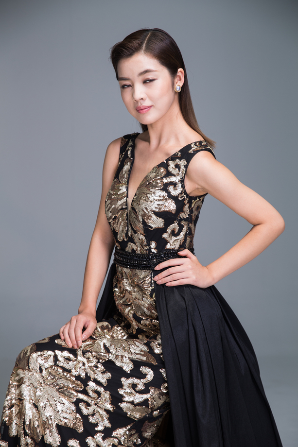 身穿晚礼服的优雅女性图片