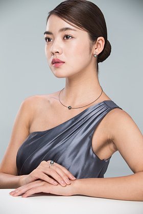 漂亮的青年女人的肖像