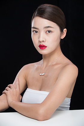 青年女人妆面肖像照片