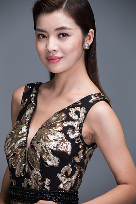 优雅的年轻女人的肖像