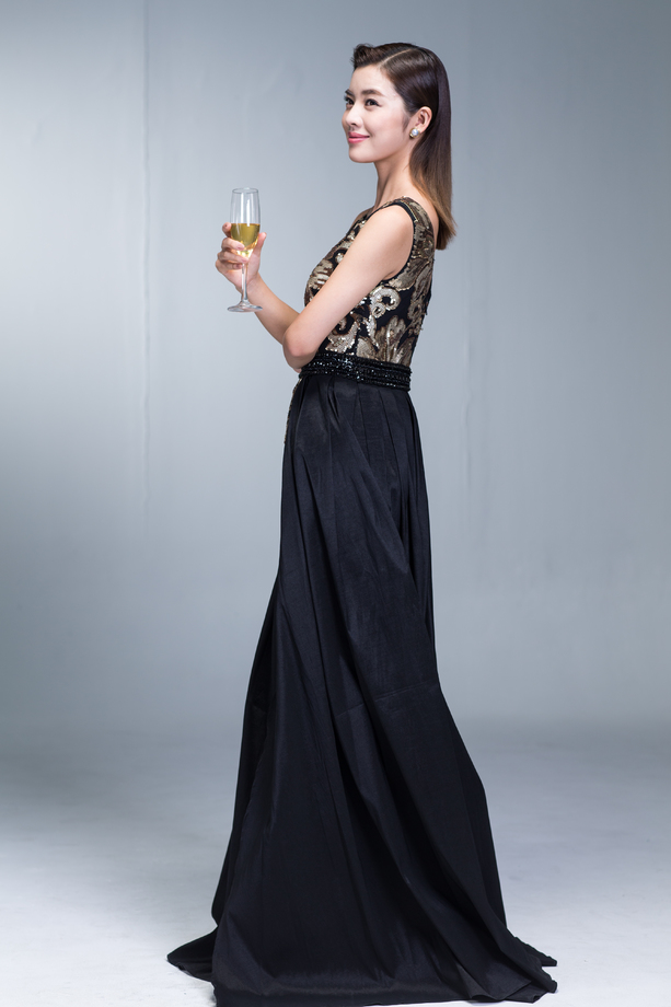 身穿晚礼服的优雅女性 身穿晚礼服的优雅女性