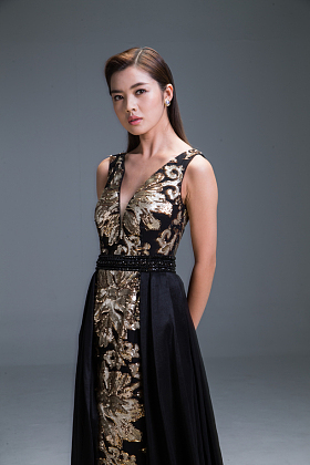 身穿晚礼服的优雅女性图片