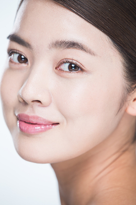 青年女人妆面肖像照片