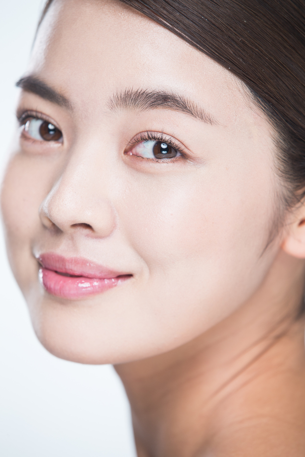 青年女人妆面肖像照片