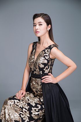 身穿晚礼服的优雅女性