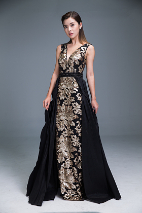 身穿晚礼服的优雅女性