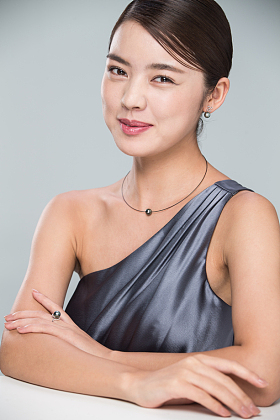 漂亮的青年女人的肖像