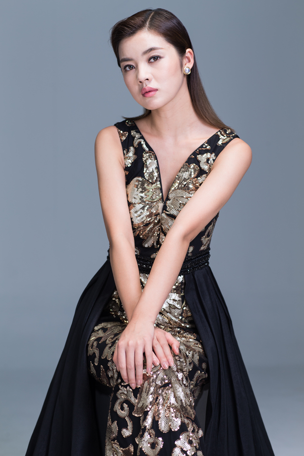 身穿晚礼服的优雅女性照片