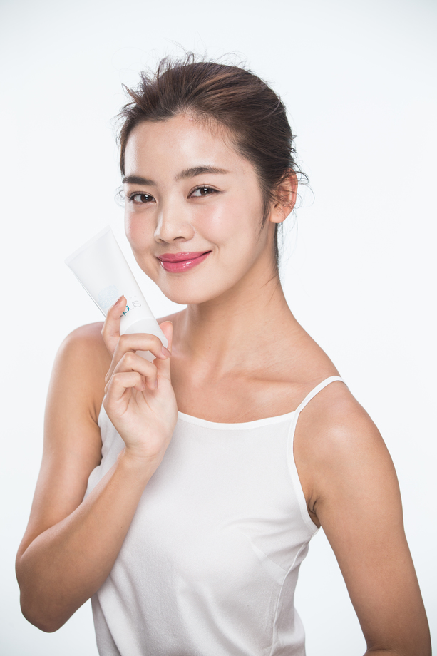 青年女人拿着护肤