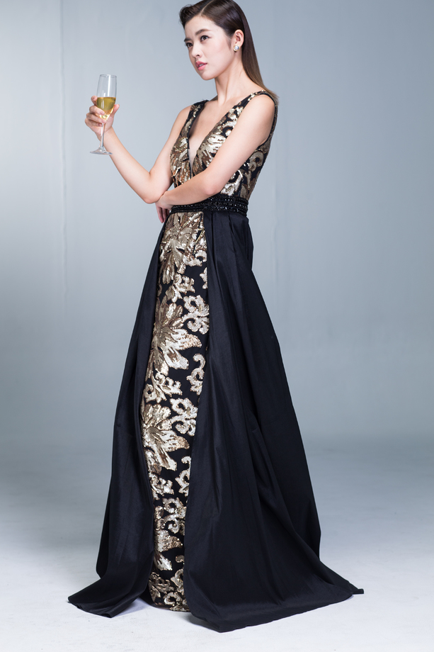 身穿晚礼服的优雅女性 身穿晚礼服的优雅女性