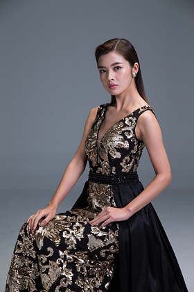 身穿晚礼服的优雅女性图片