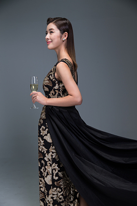 身穿晚礼服的优雅女性