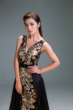 身穿晚礼服的优雅女性图片