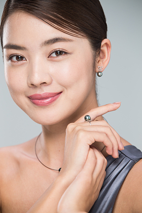 漂亮的青年女人的肖像照片