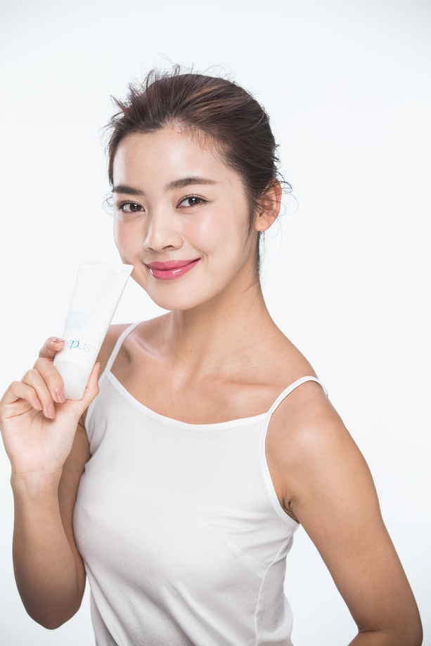 青年女人拿着护肤品图片