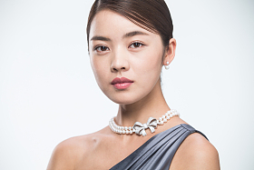 漂亮的青年女人的肖像照片