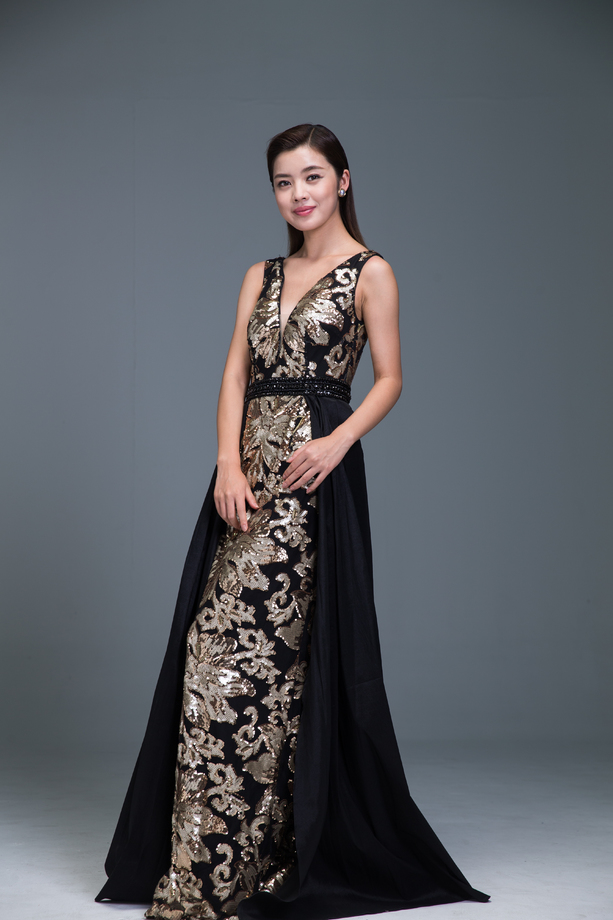 身穿晚礼服的优雅女性照片