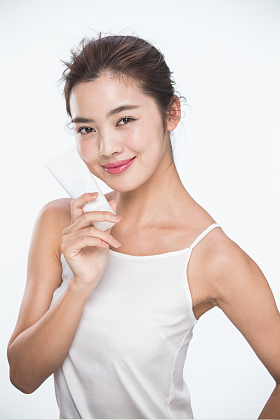 青年女人拿着护肤