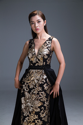 身穿晚礼服的优雅女性照片