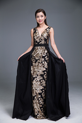 身穿晚礼服的优雅女性