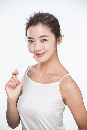 青年女人拿着护肤品照片