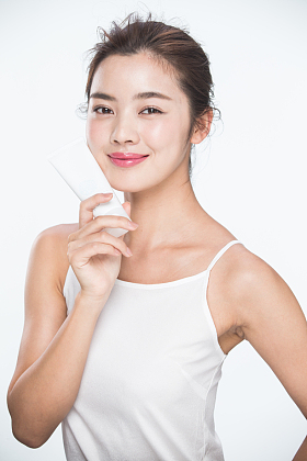青年女人拿着护肤品图片
