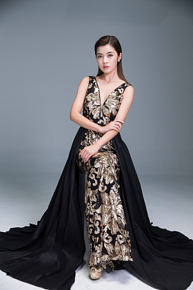 身穿晚礼服的优雅女性