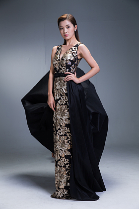 身穿晚礼服的优雅女性