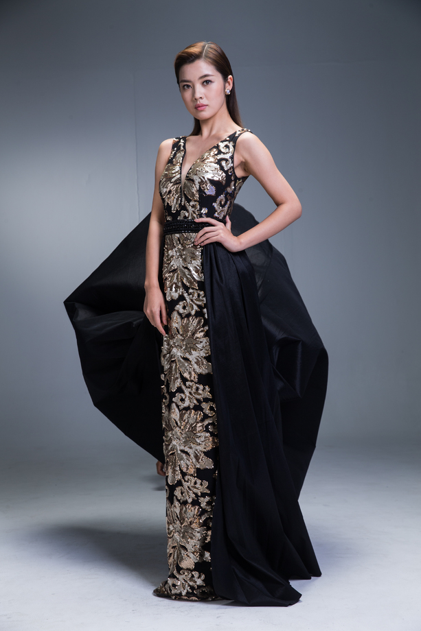 身穿晚礼服的优雅女性 身穿晚礼服的优雅女性