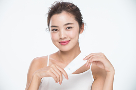 青年女人拿着护肤品图片