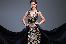 身穿晚礼服的优雅女性照片