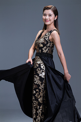 身穿晚礼服的优雅女性照片