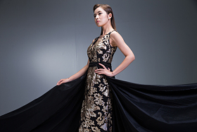 身穿晚礼服的优雅女性图片