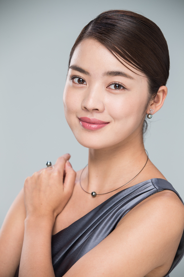 漂亮的青年女人的肖像