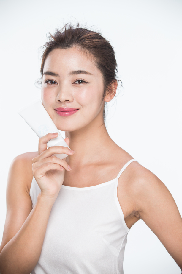 青年女人拿着护肤品图片