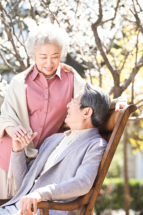 老年夫妇 在庭院照片