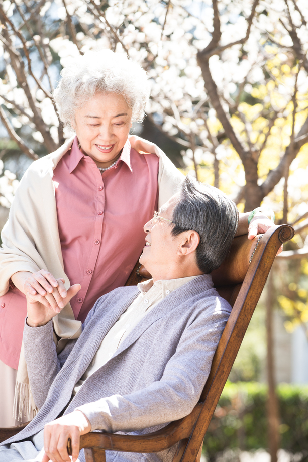 老年夫妇 在庭院照片