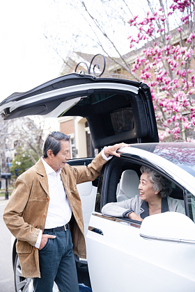 老年夫妇驾车图片